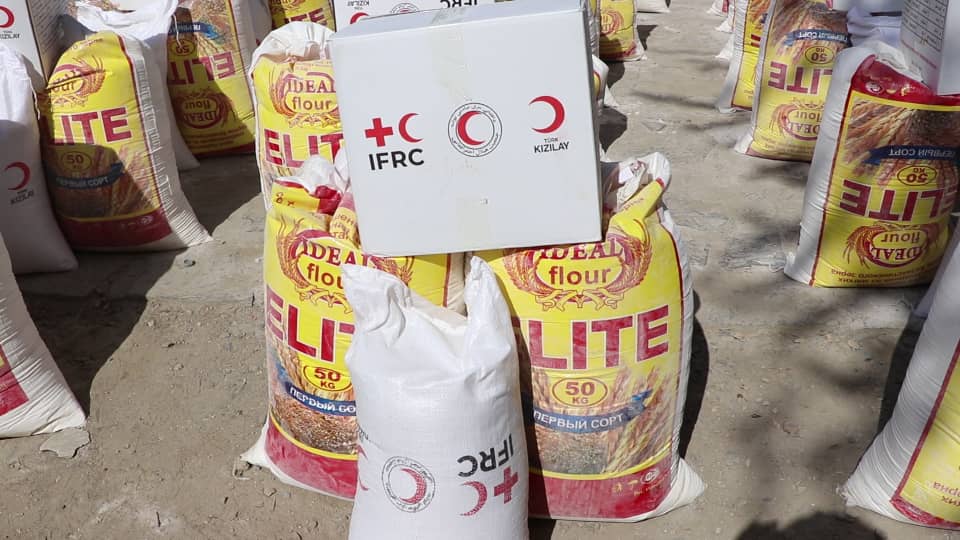 میدان وردګ او لغمان کې سلګونه کورنیو او کروندګرو سره د خوراکي توکو او اصلاح شوي تخم مرسته وشوه