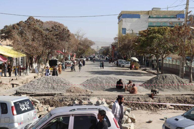 کار‌ بازسازی سرک‌های داخل شهر گردیز آغاز گردید