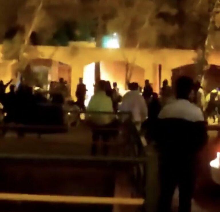 ځينې سرچينې وايي، د خميني کور سوځول شوی خو د ايران حکومت يې ردوي