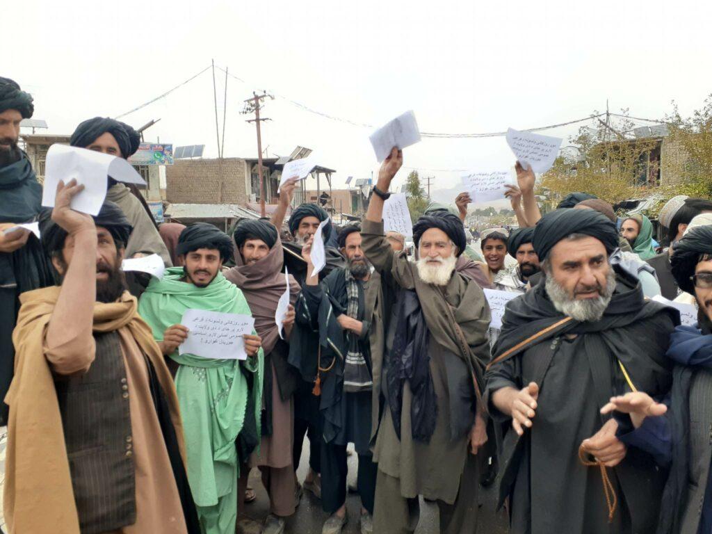 اروزګان کې اعتراض‌کوونکي: د فرعي لارو پر ځای دې د اروزګان- کندهار عمومي لار جوړه شي