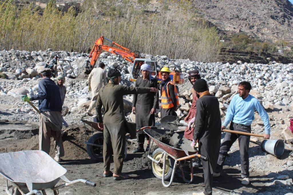 کار چندین پروژه به هزینۀ ۷۲میلون افغانی در لغمان آغاز گردید