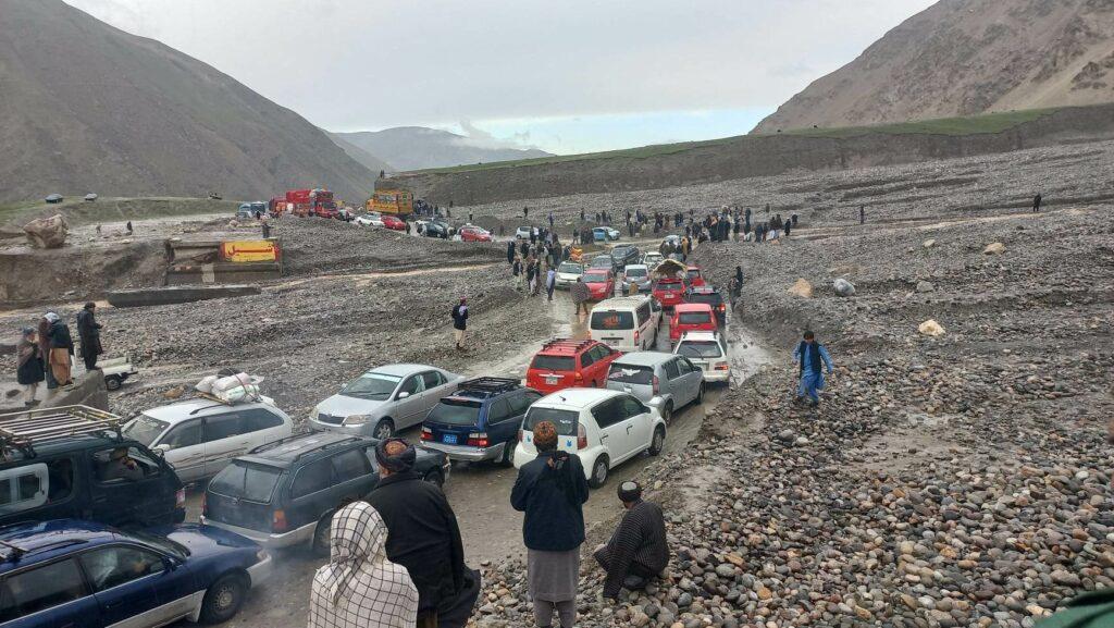 سرازیر شدن سیلاب در مسیر تخار – بدخشان؛ هزاران مسافر به دلیل نبود راه مواصلاتی گیرمانده‌ اند