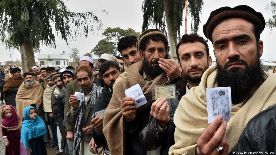 Pakistan warns paperless migrants to leave, alarming Afghans