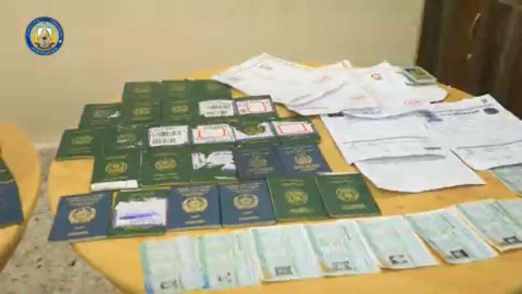دو تن با ۸۶ جلد پاسپورت جعلی افغانستان و پاکستان بازداشت شده‌اند