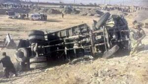 د پاکستاني پولیسو پر موټر ځانمرګی برید؛ لږ تر لږه ۳۰ کسانو ته مرګ‌ژوبله اوښتې