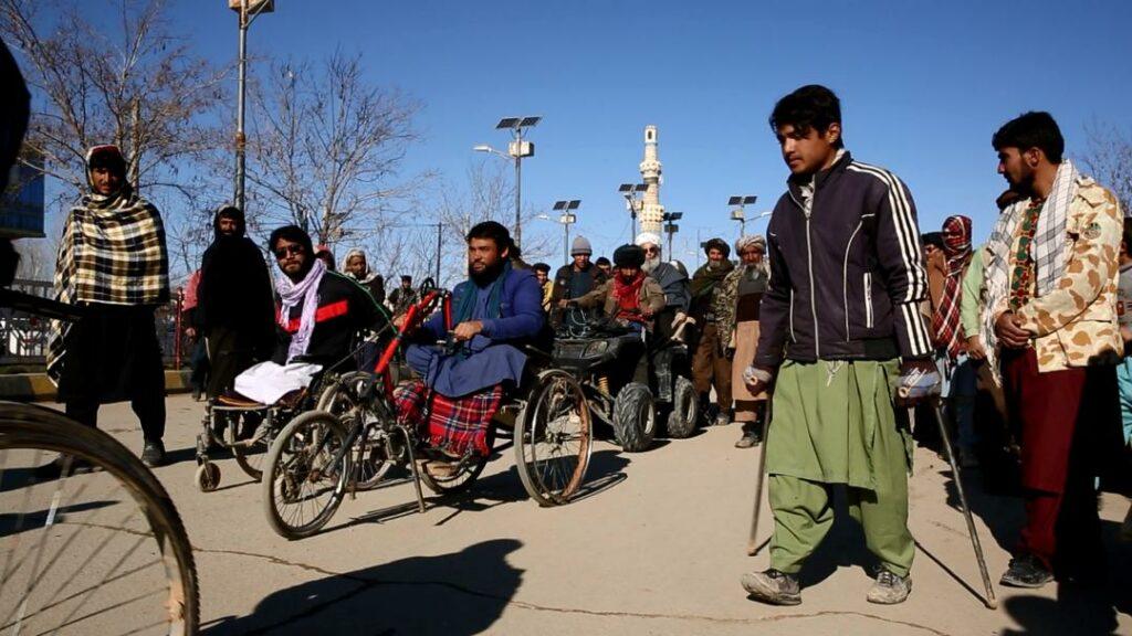 معلولان غور خواهان کار و پرداخت حقوق شان اند