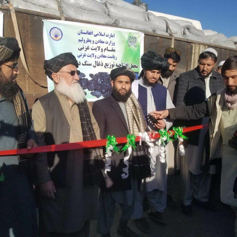 غزني کې خلکو ته په ټېټه بیه د ډبرو سکرو وېش پیل شو