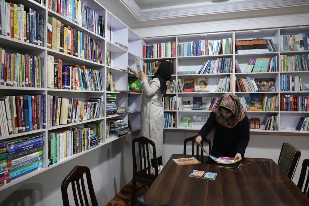 مسؤول یک کتابخانۀ زنانه در شهر کابل، دختران بازمانده از مکتب را تشویق به مطالعه کرد