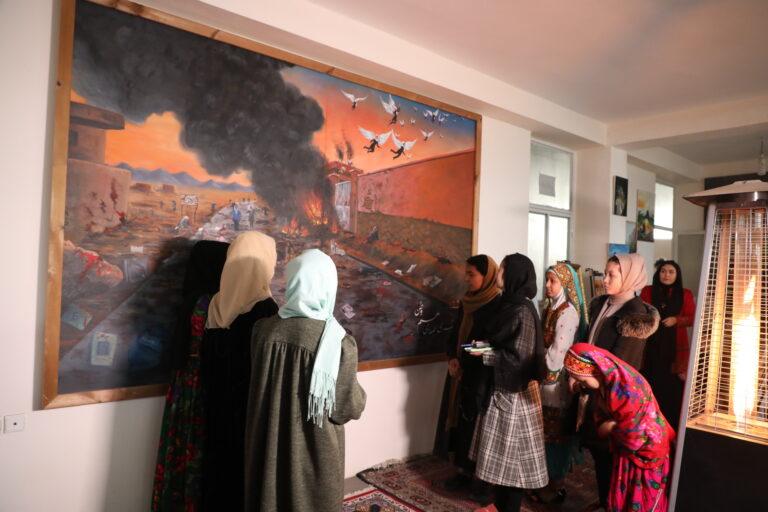 ده‌ها اثر نقاشی زنان در یک نمایش‌گاهی یک روزه در شهرکابل به نمایش گذاشته شد