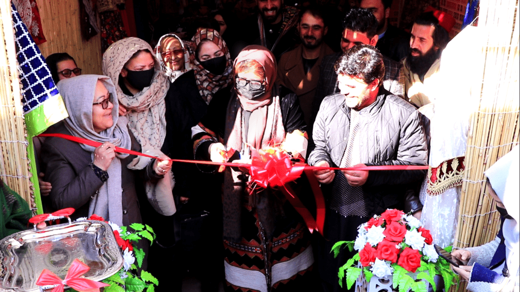 ده‌ها زن متشبث تولیدات‌شان را در یک نمایشگاه در شهر کابل به نمایش گذاشتند