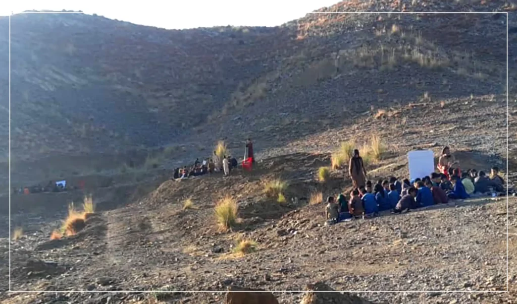 شاگردان یک منطقۀ کوهستانی در خوست: مکتب ما تعمیر ندارد، در فضای باز درس می‌خوانیم