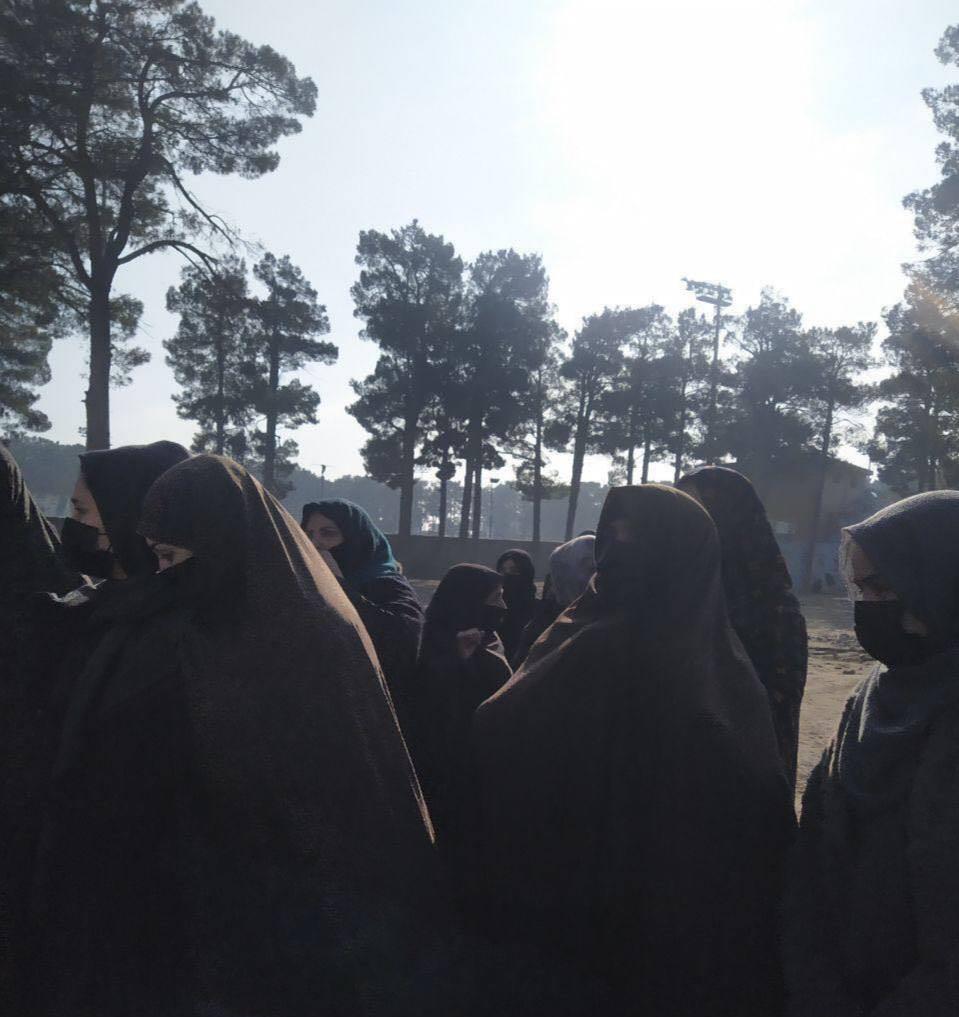 زنان معترض در هرات، خواهان بازگشایی دروازه‌های پوهنتون و مکاتب به روی دختران شدند