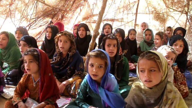 د هلمند ګرمسېر ولسوالۍ یو شمېر خلک وايي، ماشومان يې ښوونځيو ته پوره لاسرسی نه لري