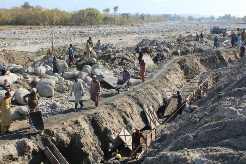 لغمان کې د یوه کانال لپاره د استنادي دېوال جوړولو چارې پیل شوې