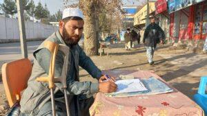 تخار کې د معلولینو محرومیت؛ محب‌الله له پوهنتونه اول‌ نمره فارغ شوی، خو له بېکارۍ شکایت لري