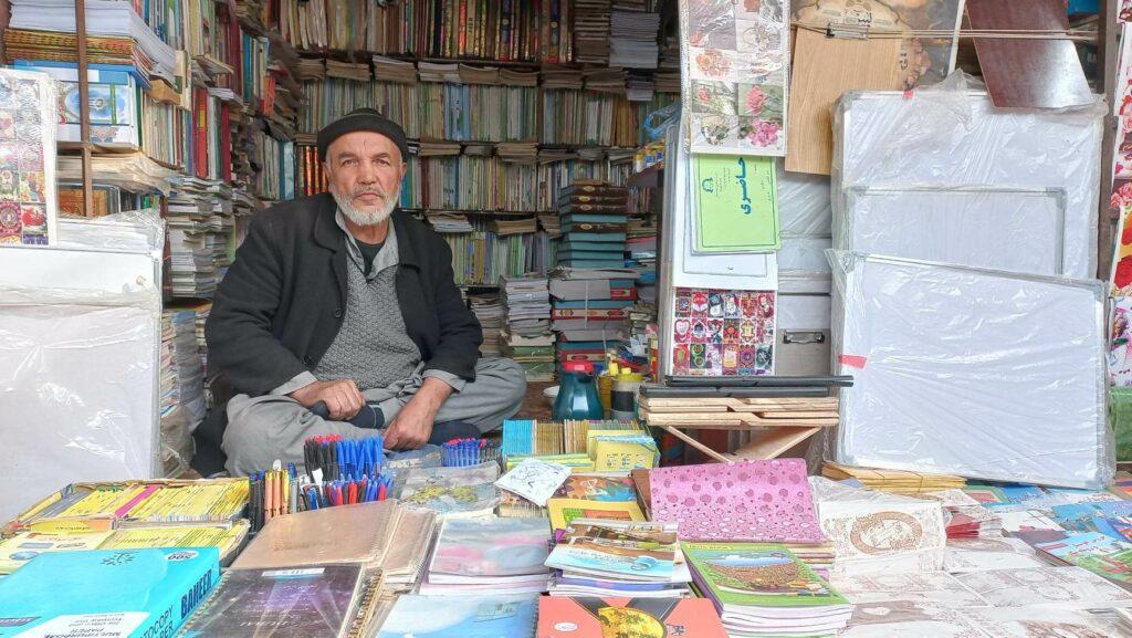 کتابفروشان در تخار: بازار فروش کتاب در این اواخر کمرنگ شده‌است