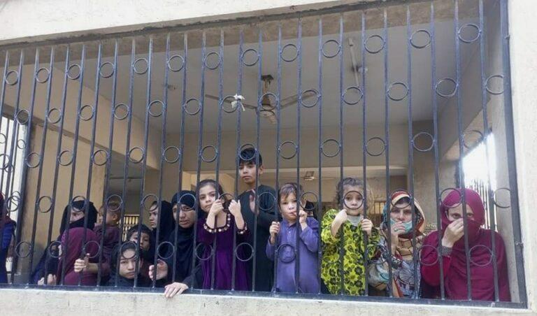 حکومت: بهر کې د بندي افغانانو خلاصون لپاره له اړوند هېوادونو سره خبرې کوو