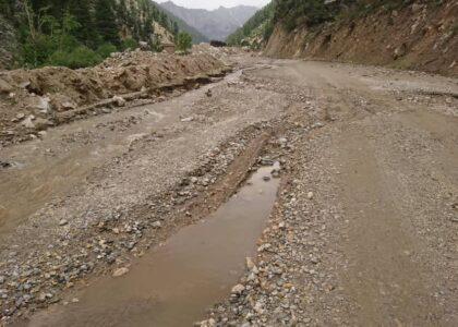 Drivers resent bad condition of Paron-Asadabad road