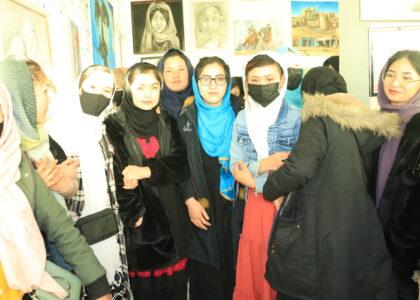 دختران نقاش در غزنی آثار هنری خود را به نمایش گذاشتند