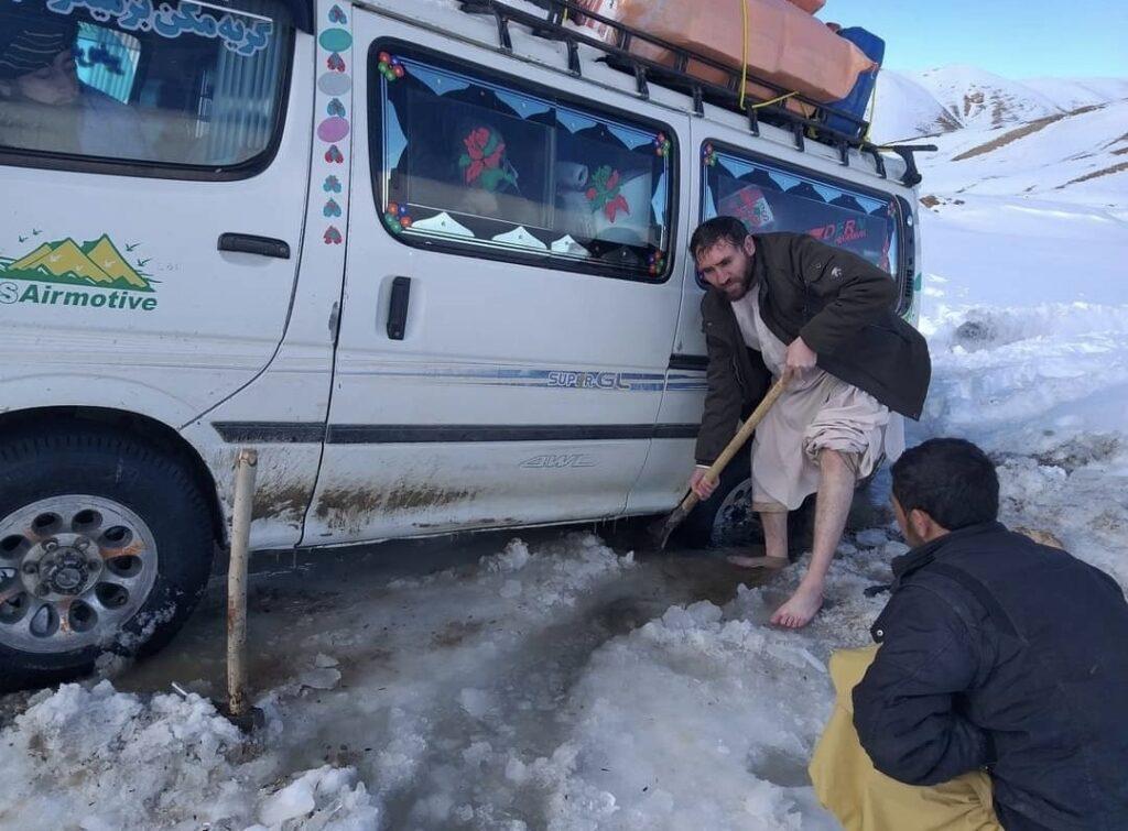 د غور د څو ولسوالیو اوسېدونکي د ولایت مرکز ته د غځېدلو لارو خلاصېدو غوښتنه کوي