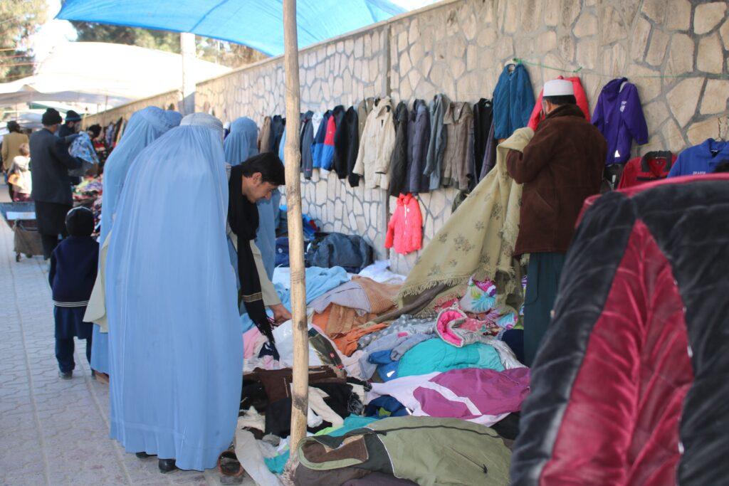 ضعف اقتصادی خانواده‌ها در فاریاب باعث رونق بازار لیلامی فروشی‌ها شده‌است