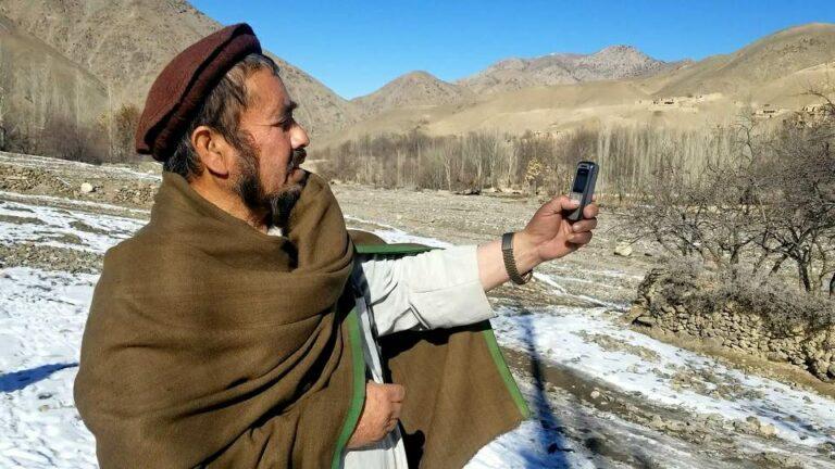 باشنده‌گان ولسوالی بورکۀ بغلان از عدم دسترسی به خدمات مخابراتی شکایت دارند