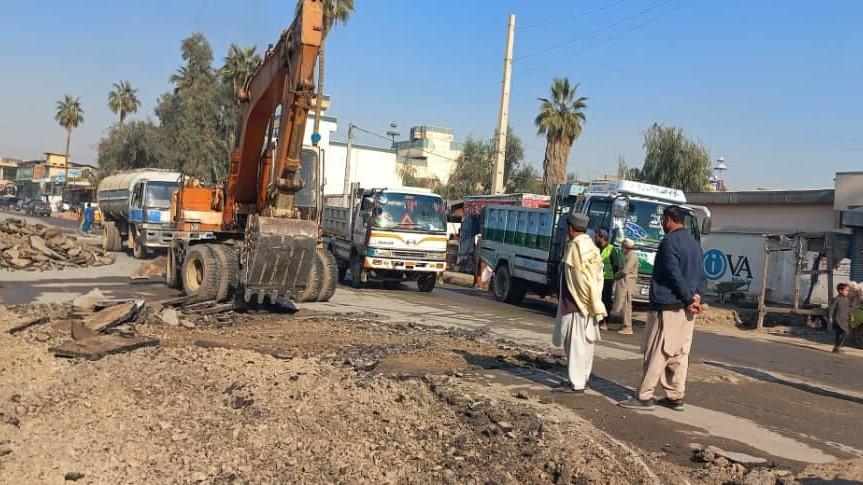 جلال‌اباد ښار کې د ۲۱ ميليون افغانيو په لګښت د دوو سړکونو د بيارغونې چارې پيل شوې