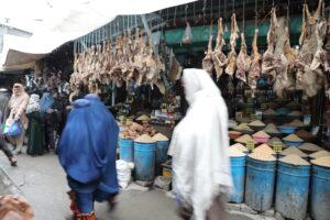 با افزایش سردی هوا بازار گوشت قاق (لاندی) در شهر کابل رونق یافته‌است