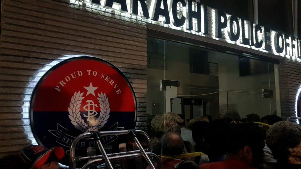 ۲۱ نفر در حملۀ گروهی بر یک مرکز پولیس در کراچی پاکستان کشته و زخمی شدند