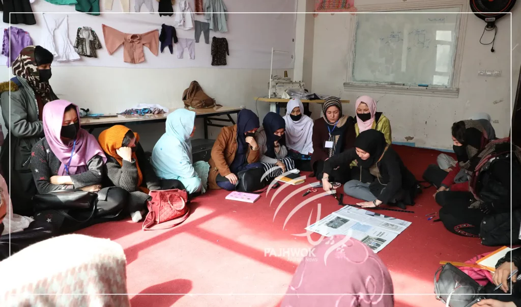 يک خانم در شهر کابل برای ٢٠٠ زن دیگر زمینۀ آموزش خیاطی را فراهم کرده‌است