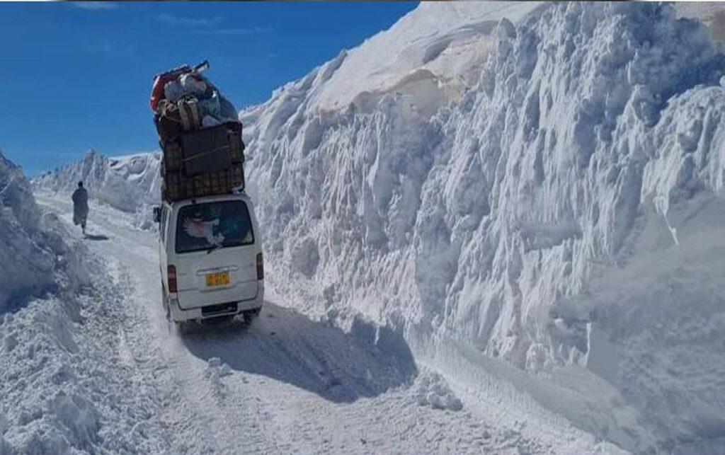 ده‌ها مسافر در شاهراه غور- کابل  در برف گیر مانده‌اند