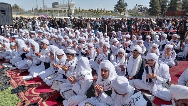 مراسم دستاربندی ۲۵۵ فاضل و حافظ قرآن‌کریم در شهر میمنه برگزار شد