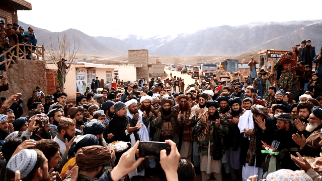 کار اسفالت ۱۵ کیلومتر سرک در مسیر شاهراه غور– هرات آغاز شد