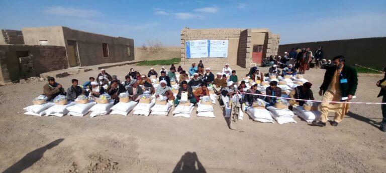 نورستان او فراه کې څه باندې ۱۱ زره کورنیو ته مرستې پیل او ووېشل شوې 