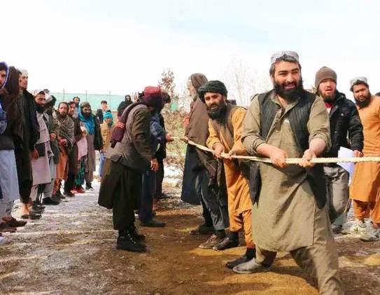مسابقۀ ریسمان‌کشی با اشتراک ۷۳ ورزشکار در بامیان برگزار شد