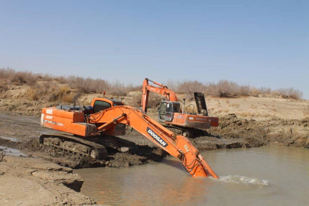 کار پاک‌کاری مسیر دریای هلمند به ارزش ۷۲ میلیون افغانی در نیمروز آغاز شد