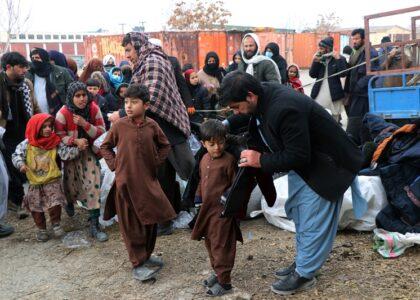 کابل کې له ۹۰۰ ماشومانو سره د ژمنۍ جامو مرسته وشوه