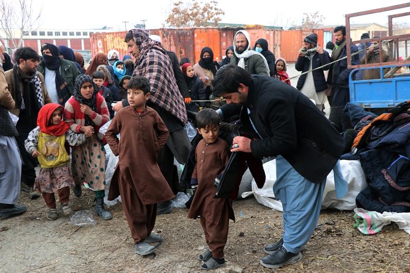 کابل کې له ۹۰۰ ماشومانو سره د ژمنۍ جامو مرسته وشوه