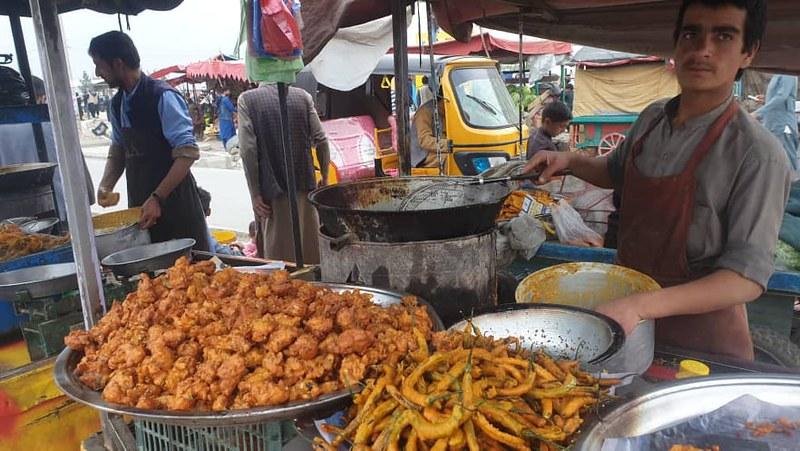 شهروندان کابل: در روی جاده‌ها غذاهای غیرصحی به فروش می‌رسد