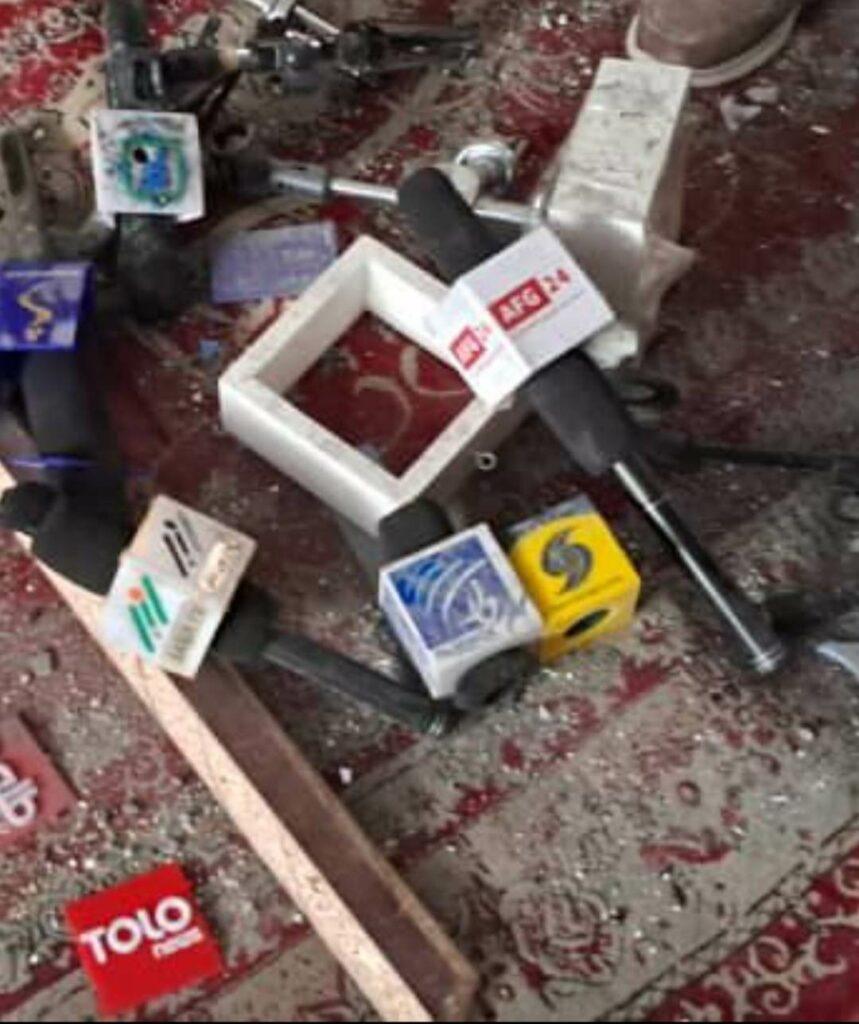 انفجار در بلخ؛ وزیری تعداد خبرنگاران مجروح را پنج اما مرکز خبرنگاران آن را ۱۵ تن می‌خواند