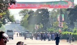 د عمران خان د پلویانو او پولیسو ترمنځ اخ‌و ډب کې ۶۲ کسان ټپیان شوي