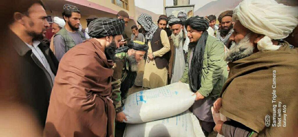 بیش از ۱۵ هزار مالدار و دهقان در پروان بسته‌های زراعتی و ۱۲۵ خانواده در هلمند پول نقد دریافت کردند