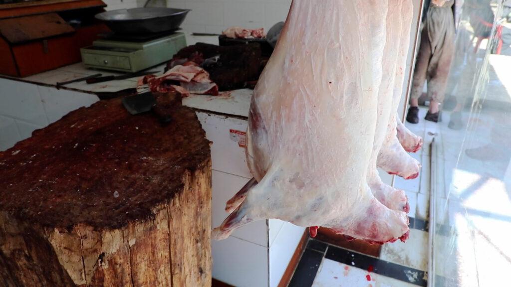 قصابان شهر کابل خلاف نرخنامۀ تعیین شده گوشت را می‌فروشند