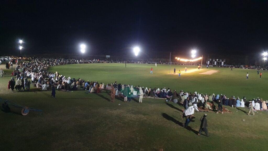 مسابقات شبانه در قندهار؛ هزاران تن برای تماشای آن می‌روند