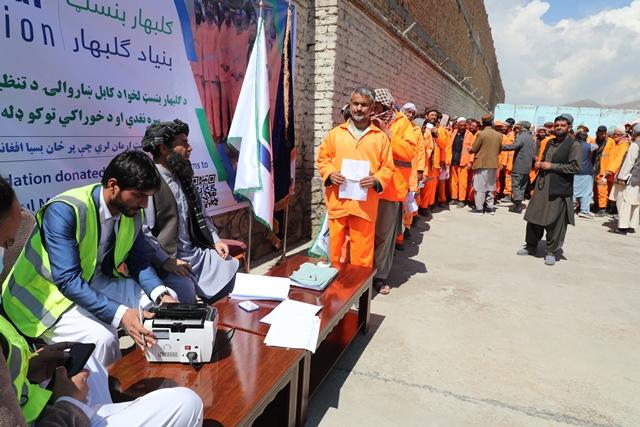 Kabul municipality’s cleanliness workers distributed cash aid