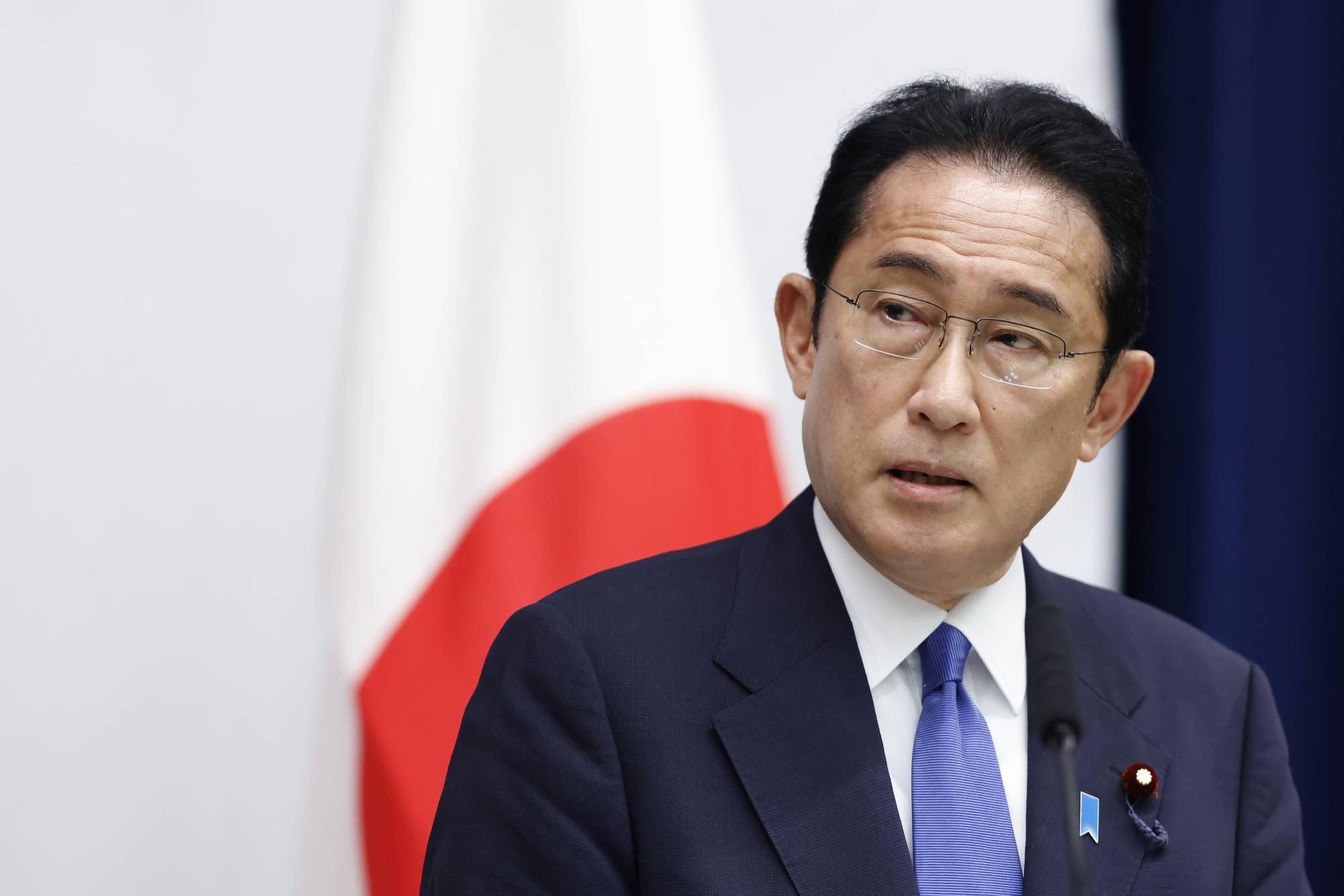 Japan PM escapes unhurt in smoke bomb blast