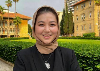 یک دختر افغان همزمان از پنج پوهنتون مختلف جهان پذیرش دریافت کرده‌است