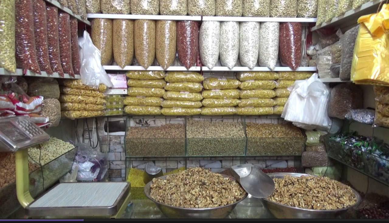 بازار فروش میوۀ خشک در استانۀ عید در هرات کمرنگ شده‌است