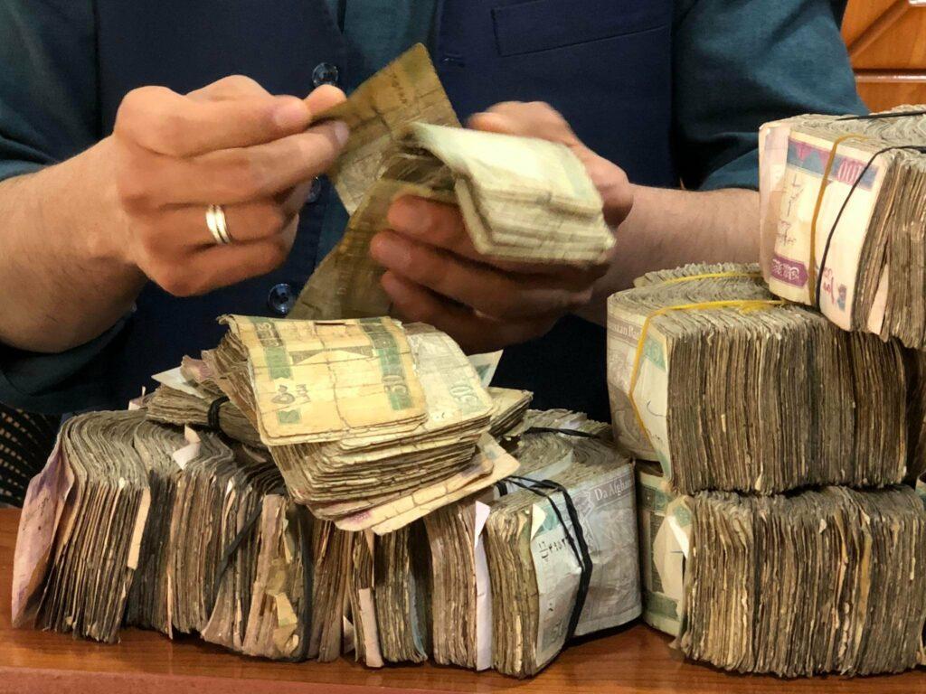 Balkh residents want to get rid of worn-out banknotes