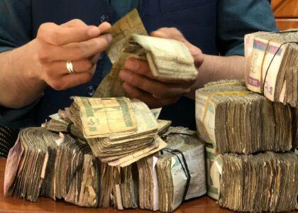 Balkh residents want to get rid of worn-out banknotes